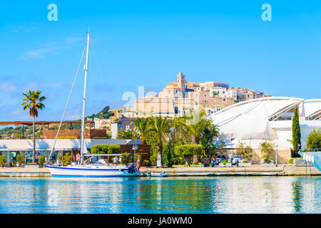 PORT D'Ibiza, ESPAGNE - 18 MAI 2017 : vue sur la vieille ville d'Ibiza et bateau à voile à Ibiza (Eivissa) port sur l'île d'Ibiza, Espagne. Banque D'Images