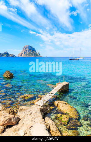 Petite jetée en bois dans la baie de Cala d'Hort et vue sur Es Vedra île, l'île d'Ibiza, Espagne Banque D'Images