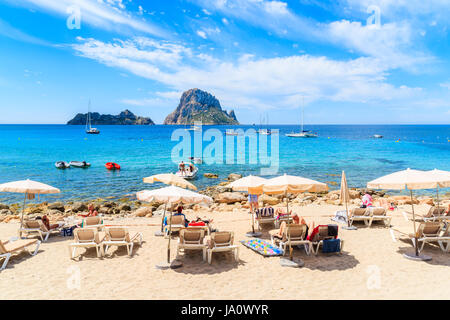 L'île d'Ibiza, ESPAGNE - 18 MAI 2017 : les touristes à bronzer sur la plage idyllique de Cala d'Hort, île d'Ibiza, Espagne. Banque D'Images