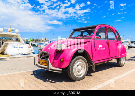 SANTA EULARIA, PORT DE L'ÎLE D'IBIZA - 18 MAI 2017 : classique vieille 2CV Citroën en rose advertising company chartering bateaux à voile à Santa Eularia Banque D'Images