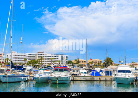 Bateaux à moteur et à voile à mouiller à Santa Eularia marina moderne, l'île d'Ibiza, Espagne Banque D'Images