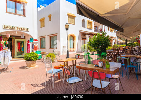 L'île d'Ibiza, ESPAGNE - 18 MAI 2017 : tables de restaurant sur la rue à Sant Carles de Peralta, village de l'île d'Ibiza, Espagne. Banque D'Images