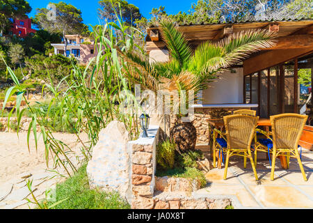 CALA carbo, Ibiza ISLAND - le 19 mai 2017 : petit bar dans un jardin tropical sur la plage de Cala carbo, île d'Ibiza, Espagne. Banque D'Images