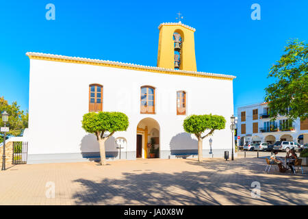 SANTA GERTRUDIS DE FRUTERA, IBIZA ISLAND - le 19 mai 2017 : façade blanche et jaune de tour dans l'église Santa Getrudis ville sur l'île d'Ibiza, Espagne. Banque D'Images