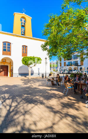 SANTA GERTRUDIS DE FRUTERA, IBIZA ISLAND - le 19 mai 2017 : des gens assis à l'extérieur dans les restaurants sur place de l'église de Santa Getrudis sur Ibiza ville islan Banque D'Images