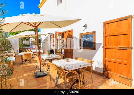 SANTA GERTRUDIS DE FRUTERA, IBIZA ISLAND - le 19 mai 2017 : tables de restaurant au petit village de Santa Gertrudis de Frutera sur l'après-midi d'été ensoleillé, je Banque D'Images