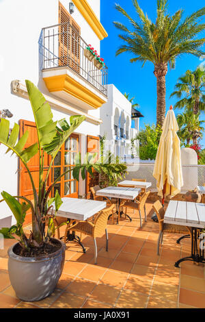 SANTA GERTRUDIS DE FRUTERA, IBIZA ISLAND - le 19 mai 2017 : tables de restaurant au petit village de Santa Gertrudis de Frutera sur l'après-midi d'été ensoleillé, je Banque D'Images