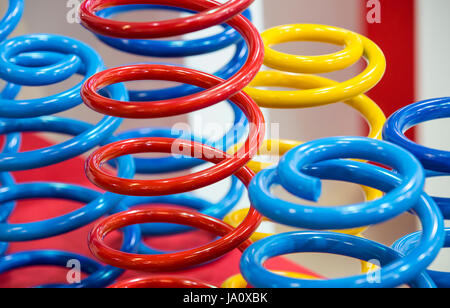 Metal multicolores de différentes tailles car springs Banque D'Images