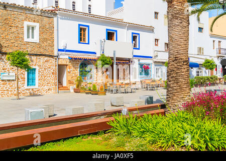 Rue avec ses maisons de style colonial traditionnel espagnol à Santa Eularia ville, l'île d'Ibiza, Espagne Banque D'Images