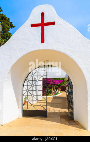 Porte d'entrée blanche jardins de Puig de Missa église de Santa Eularia ville, l'île d'Ibiza, Espagne Banque D'Images