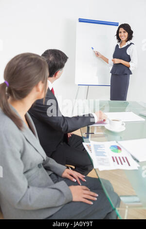 Les gens d'affaires à l'écoute de leurs mains soigneusement manager sous la table Banque D'Images