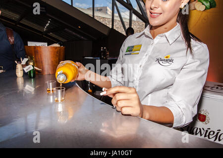 Serveuse ou barman servant des boissons au cours de l'Gastrocanarias gastronomie tenue à Santa Cruz de Tenerife 2017 Banque D'Images