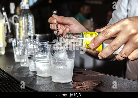 Serveuse ou barman servant des boissons au cours de l'Gastrocanarias gastronomie tenue à Santa Cruz de Tenerife 2017 Banque D'Images