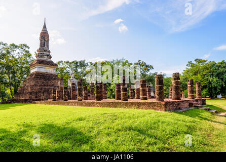 La pagode ancienne chapelle statue de bouddha parmi les ruines piliers de Wat Traphang Ngoen temple religieux célèbre attraction touristique à Sukhothai Sa Banque D'Images