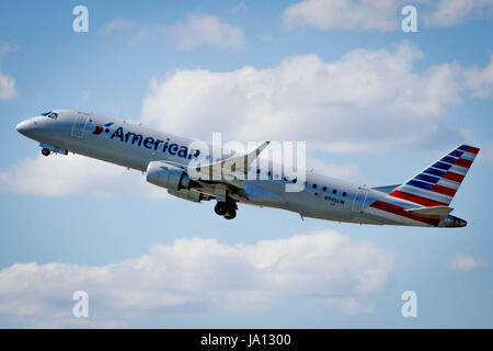 Un jet d'American Airlines décolle de l'Aéroport International de Philadelphie Banque D'Images