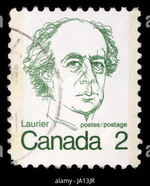 CANADA - VERS 1972 : timbre imprimé au Canada montre un portrait du premier ministre Sir Wilfrid Laurier, vers 1972.