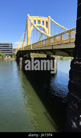Aussi connu sous le nom de Roberto Clemente Bridge ce span prend des gens dans et hors de Pittsburg Banque D'Images