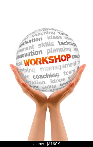 Mains tenant un atelier Mot Sphere signe sur fond blanc. Banque D'Images