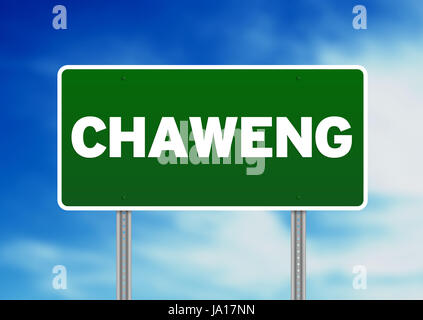 Green Chaweng, Thaïlande signe de route sur fond de nuage. Banque D'Images