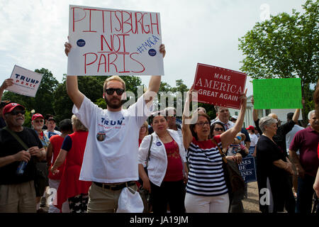 Washington, DC, USA, 3 juin, 2017 : Trump partisans se rassembler devant la Maison Blanche pour montrer l'approbation de la décision du président pour quitter Paris Accord climatique. Credit : B Christopher/Alamy Live News Banque D'Images