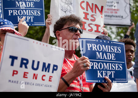 Washington, DC, USA, 3 juin, 2017 : Trump partisans se rassembler devant la Maison Blanche pour montrer l'approbation de la décision du président pour quitter Paris Accord climatique. Credit : B Christopher/Alamy Live News Banque D'Images