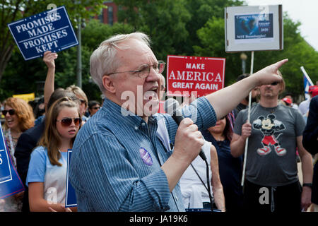 Washington, DC, USA, 3 juin, 2017 : Trump partisans se rassembler devant la Maison Blanche pour montrer l'approbation de la décision du président pour quitter Paris Accord climatique. Credit : B Christopher/Alamy Live News Banque D'Images