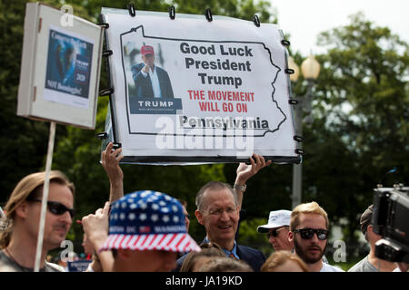 Washington, DC, USA, 3 juin, 2017 : Trump partisans se rassembler devant la Maison Blanche pour montrer l'approbation de la décision du président pour quitter Paris Accord climatique. Credit : B Christopher/Alamy Live News Banque D'Images