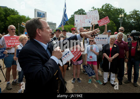 Washington, DC, USA, 3 juin, 2017 : Trump partisans se rassembler devant la Maison Blanche pour montrer l'approbation de la décision du président pour quitter Paris Accord climatique. Credit : B Christopher/Alamy Live News Banque D'Images