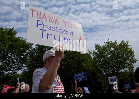 Washington, DC, USA, 3 juin, 2017 : Trump partisans se rassembler devant la Maison Blanche pour montrer l'approbation de la décision du président pour quitter Paris Accord climatique. Credit : B Christopher/Alamy Live News Banque D'Images