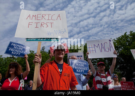 Washington, DC, USA, 3 juin, 2017 : Trump partisans se rassembler devant la Maison Blanche pour montrer l'approbation de la décision du président pour quitter Paris Accord climatique. Credit : B Christopher/Alamy Live News Banque D'Images