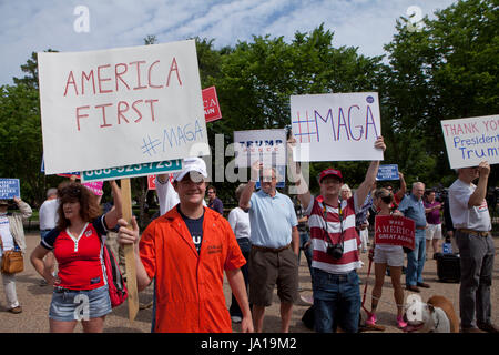 Washington, DC, USA, 3 juin, 2017 : Trump partisans se rassembler devant la Maison Blanche pour montrer l'approbation de la décision du président pour quitter Paris Accord climatique. Credit : B Christopher/Alamy Live News Banque D'Images