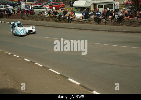 Île de Man TT Races, side-car, course d'essais qualificatifs samedi 3 juin 2017. Side-car séance de qualifications. Numéro 3 John Holden et Lee Cain sur un 600cc Honda LCR du Silicone Engineering/ Barnes Racing team de Mellor Brook, au Royaume-Uni. Credit : Eclectic Art et photographie/Alamy Live News Banque D'Images