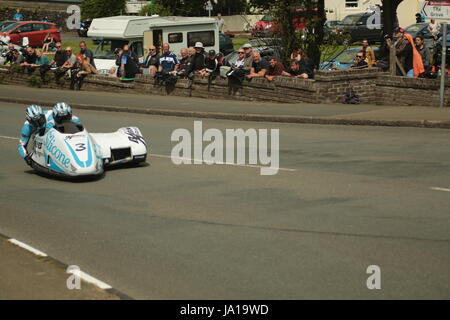 Île de Man TT Races, side-car, course d'essais qualificatifs samedi 3 juin 2017. Side-car séance de qualifications. Numéro 3 John Holden et Lee Cain sur un 600cc Honda LCR du Silicone Engineering/ Barnes Racing team de Mellor Brook, au Royaume-Uni. Credit : Eclectic Art et photographie/Alamy Live News Banque D'Images