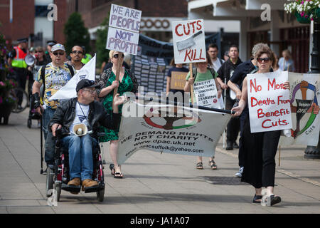 Maidenhead, Royaume-Uni. 3 juin, 2017. Des militants de l'ATLC (Personnes à mobilité réduite contre les coupures) protester contre les coupures du gouvernement à des prestations d'invalidité en premier ministre Theresa May's Maidenhead circonscription. Banque D'Images