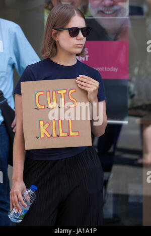 Maidenhead, Royaume-Uni. 3 juin, 2017. Des militants de l'ATLC (Personnes à mobilité réduite contre les coupures) protester contre les coupures du gouvernement à des prestations d'invalidité en premier ministre Theresa May's Maidenhead circonscription. Banque D'Images