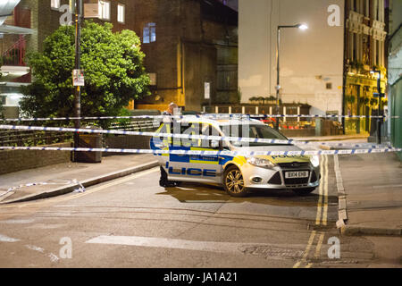 Londres, Royaume-Uni. 04 Juin, 2017. La police et les unités de réponse répondre à incident terroriste sur le pont de Londres samedi soir. Six personnes ont été tuées dans des attentats de Londres. Photos prises peu après minuit le samedi soir, dimanche matin. Credit : Brayan Lopez/Alamy Live News Banque D'Images