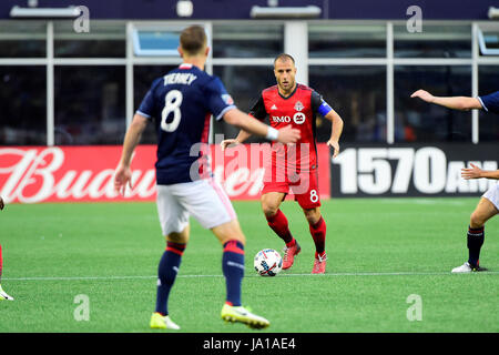 Foxborough dans le Massachusetts, aux États-Unis. 3 juin, 2017. Le milieu de terrain du FC de Toronto Benoit Cheyrou (8) recherche une route autour de New England Revolution defender Chris Tierney (8) au cours de la MLS match entre Toronto FC et le New England Revolution tenue au Stade Gillette à Foxborough dans le Massachusetts. A la mi-temps la révolution laisse le Toronto FC 1-0. Eric Canha/CSM/Alamy Live News Banque D'Images