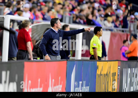 Foxborough dans le Massachusetts, aux États-Unis. 3 juin, 2017. New England Revolution entraîneur en chef Jay Heaps réagit au jeu au cours de la MLS match entre Toronto FC et le New England Revolution tenue au Stade Gillette à Foxborough dans le Massachusetts. A la mi-temps la révolution laisse le Toronto FC 1-0. Eric Canha/CSM/Alamy Live News Banque D'Images