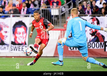 Foxborough dans le Massachusetts, aux États-Unis. 3 juin, 2017. Défenseur du FC de Toronto Justin Morrow (2) shoots contre New England Revolution attaquant Cody Cropper (1) au cours de la MLS match entre Toronto FC et le New England Revolution tenue au Stade Gillette à Foxborough dans le Massachusetts. A la mi-temps la révolution laisse le Toronto FC 1-0. Eric Canha/CSM/Alamy Live News Banque D'Images