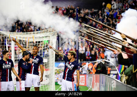 Foxborough dans le Massachusetts, aux États-Unis. 3 juin, 2017. New England Revolution en avant Diego Fagundez (14 minutes) dirige les hommes après avoir marqué un but durant le match entre MLS Toronto FC et le New England Revolution tenue au Stade Gillette à Foxborough dans le Massachusetts. Nouvelle Angleterre bat Toronto 3-0. Eric Canha/CSM/Alamy Live News Banque D'Images