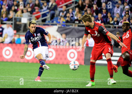 Foxborough dans le Massachusetts, aux États-Unis. 3 juin, 2017. New England Revolution en avant Diego Fagundez (14) de la révolution au cours du deuxième but du jeu entre Toronto FC MLS et le New England Revolution tenue au Stade Gillette à Foxborough dans le Massachusetts. Nouvelle Angleterre bat Toronto 3-0. Eric Canha/CSM/Alamy Live News Banque D'Images