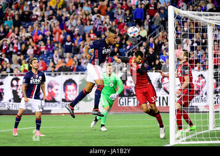 Foxborough dans le Massachusetts, aux États-Unis. 3 juin, 2017. L'avant Juan Agudelo (17) socres la Révolution 3 l'objectif de la nuit en tant que défenseur Steven Beitashour Toronto FC (33) s'engouffre dans le bloc de coupe pendant la MLS match entre Toronto FC et le New England Revolution tenue au Stade Gillette à Foxborough dans le Massachusetts. Nouvelle Angleterre bat Toronto 3-0. Eric Canha/CSM/Alamy Live News Banque D'Images