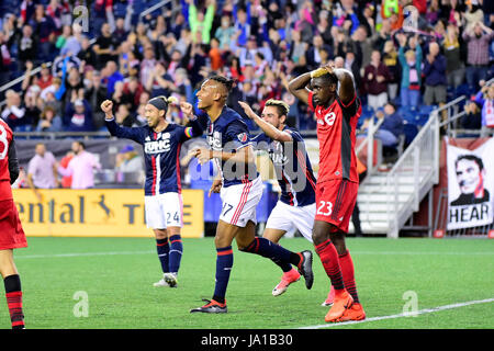 Foxborough dans le Massachusetts, aux États-Unis. 3 juin, 2017. New England Revolution avant Juan Agudelo (17) s'exécute par le défenseur du FC de Toronto Chris Mavinga (23) La célébration d'un but durant le match entre MLS Toronto FC et le New England Revolution tenue au Stade Gillette à Foxborough dans le Massachusetts. Nouvelle Angleterre bat Toronto 3-0. Eric Canha/CSM/Alamy Live News Banque D'Images