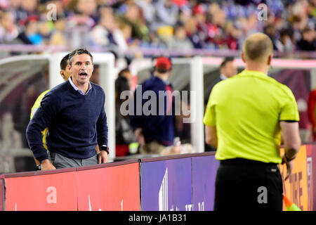 Foxborough dans le Massachusetts, aux États-Unis. 3 juin, 2017. New England Revolution entraîneur en chef Jay Heaps hurle à un fonctionnaire au cours de la MLS match entre Toronto FC et le New England Revolution tenue au Stade Gillette à Foxborough dans le Massachusetts. Nouvelle Angleterre bat Toronto 3-0. Eric Canha/CSM/Alamy Live News Banque D'Images