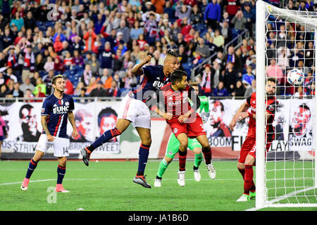 Foxborough dans le Massachusetts, aux États-Unis. 3 juin, 2017. L'avant Juan Agudelo (17) marque le 3e but de la révolution la nuit en tant que défenseur Steven Beitashour Toronto FC (33) s'engouffre dans le bloc de coupe pendant la MLS match entre Toronto FC et le New England Revolution tenue au Stade Gillette à Foxborough dans le Massachusetts. Nouvelle Angleterre bat Toronto 3-0. Eric Canha/CSM/Alamy Live News Banque D'Images