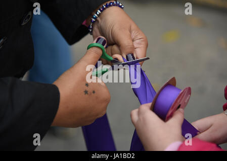 Buenos Aires, Argentine. 3 juin, 2017. Des personnes se préparant pour une page d'Una Menos (pas un de moins) mars pour protester contre la violence contre les femmes et les féminicides à Buenos Aires, Argentine. La première manifestation a été organisée par les féministes et mouvements sociaux en 2015. Crédit : Anton/Velikzhanin Alamy Live News Banque D'Images