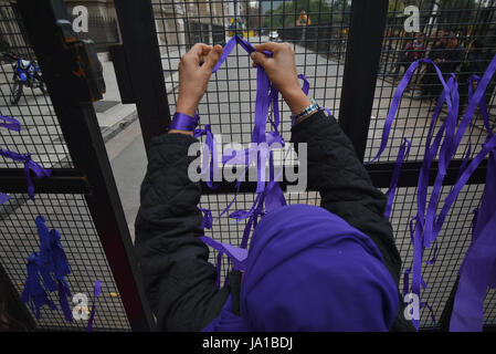 Buenos Aires, Argentine. 3 juin, 2017. Des personnes se préparant pour une page d'Una Menos (pas un de moins) mars pour protester contre la violence contre les femmes et les féminicides à Buenos Aires, Argentine. La première manifestation a été organisée par les féministes et mouvements sociaux en 2015. Crédit : Anton/Velikzhanin Alamy Live News Banque D'Images