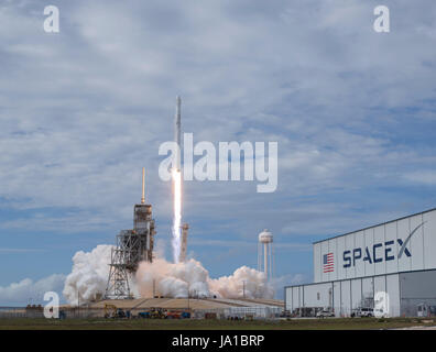 Cap Canaveral, Floride, USA. 06Th Juin, 2017. La fusée Falcon 9, SpaceX avec spatial Dragon à bord, lance à partir de 39A au Centre spatial Kennedy de la NASA à Cape Canaveral, en Floride, le samedi, 3 juin 2017. Dragon est transportant près de 6 000 livres de la science, de la recherche et des fournitures de l'équipage du matériel à la Station spatiale internationale à l'appui de l'Expédition 52 et 53 membres d'équipage. Le tronc sans pression de l'engin de transport seront également des panneaux solaires, des outils pour l'observation de la Terre et de l'équipement pour l'étude des étoiles à neutrons. Banque D'Images