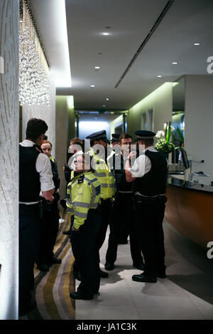 Londres, Royaume-Uni. 04 Juin, 2016. Incident terroriste à Londres. Photographe a été pris dans l'action. A dû rester à l'hôtel avec les officiers et les civils et les personnes de la scène. Alors que dans l'hôtel le photographe a entendu des explosions et des coups de l'autre côté de la rivière. Crédit : Simon King/Alamy Live News Banque D'Images