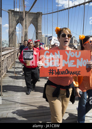 Brooklyn, Etats-Unis, 3 juin 2017. Des centaines de personnes, y compris les membres de l'école Guardian Angels, traversé le pont de Brooklyn pour appeler à un meilleur contrôle des armes à feu et d'attirer l'attention sur le problème de la violence par arme à feu en Amérique. La marche a été parrainé par des mamans pour exiger des mesures de détection d'armes à feu en Amérique latine et d'autres partisans du contrôle des armes à feu. Banque D'Images